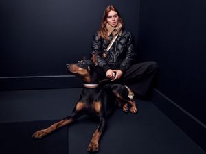 La modelo Kendall Jenner con un look de la colección de otoño-invierno 2022 de Boss