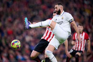 Karim Benzema, jugador del Real Madrid, disputa una pelota en el duelo contra el Atlhetic Bilbao.