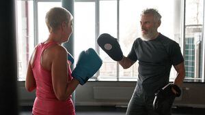 Un hombre y una mujer practican boxeo