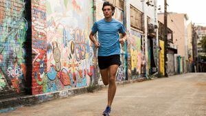 Hombre corriendo por las calles de la ciudad