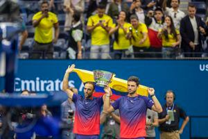 Juan Sebastián Cabala y Robert Farah de Colombia con el trofeo de ganadores después de su victoria en el partido de la final de dobles masculino en el estadio Arthur Ashe durante el Torneo Abierto de Tenis de EE. UU. 2019 en el Centro Nacional de Tenis Billie Jean King de la USTA el 6 de septiembre de 2019 en Flushing, Queens , Nueva York. (Foto de Tim Clayton/Corbis vía Getty Images)