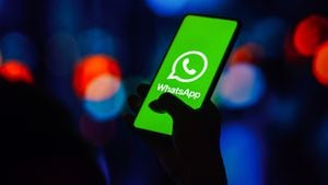 BRASIL - 17/10/2022: En esta ilustración fotográfica, se muestra el logotipo de WhatsApp en la pantalla de un teléfono inteligente. (Ilustración fotográfica de Rafael Henrique/SOPA Images/LightRocket vía Getty Images)