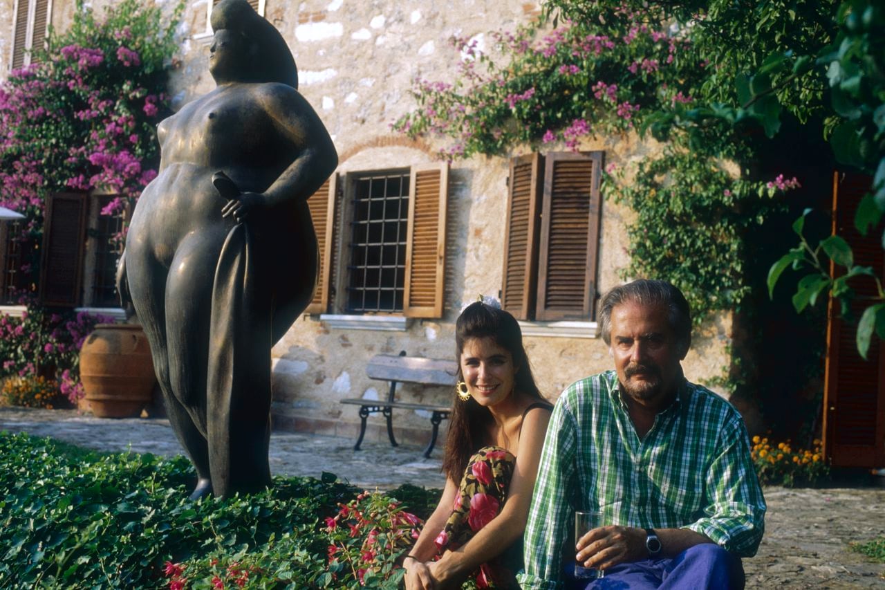 El pintor y escultor colombiano Fernando Botero y su esposa, la escultora abstracta Sophie Vari, sentados afuera de su casa en Pietrasanta, Italia. Junto a ellos se encuentra una de las esculturas de Botero.