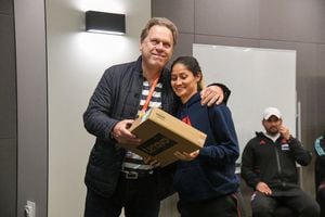 Ramón Jesurún entregando regalos a las jugadoras de la Selección Colombia Femenina.