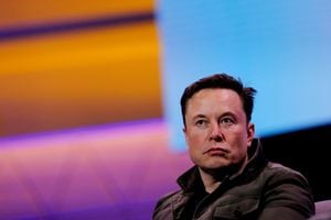 El dueño de SpaceX y CEO de Tesla, Elon Musk , habla durante una conversación con el legendario diseñador de juegos Todd Howard (no en la foto) en la convención de juegos E3 en Los Ángeles, California, EE. UU., el 13 de junio de 2019. REUTERS/Mike Blake/Foto de archivo