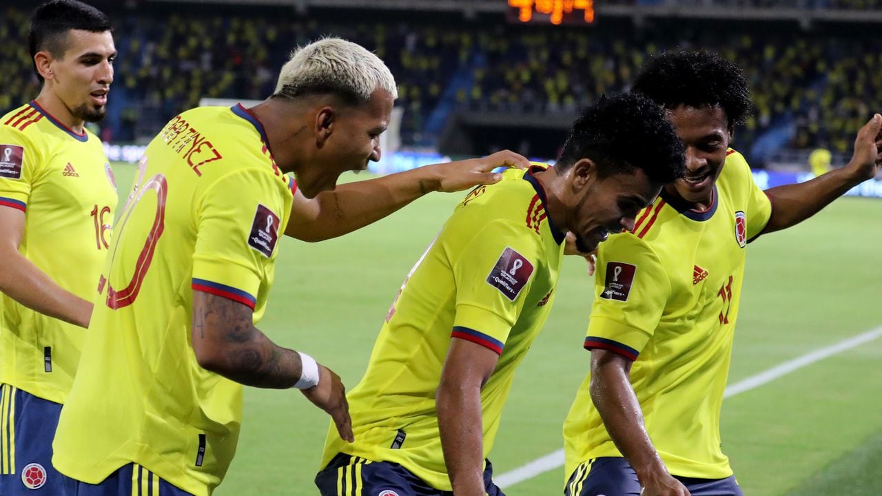 Jugadores de la Selección Colombia celebran sobre uno de los costados del campo