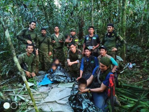 Grupo de rescatistas junto a los cuatro niños en la selva del Guaviare.