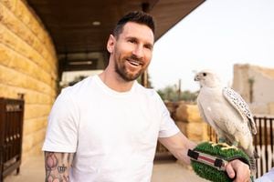 Esta imagen proporcionada por la Autoridad de Turismo de Arabia Saudita el 1 de mayo de 2023 muestra al delantero argentino Lionel Messi sosteniendo un halcón en Riad.