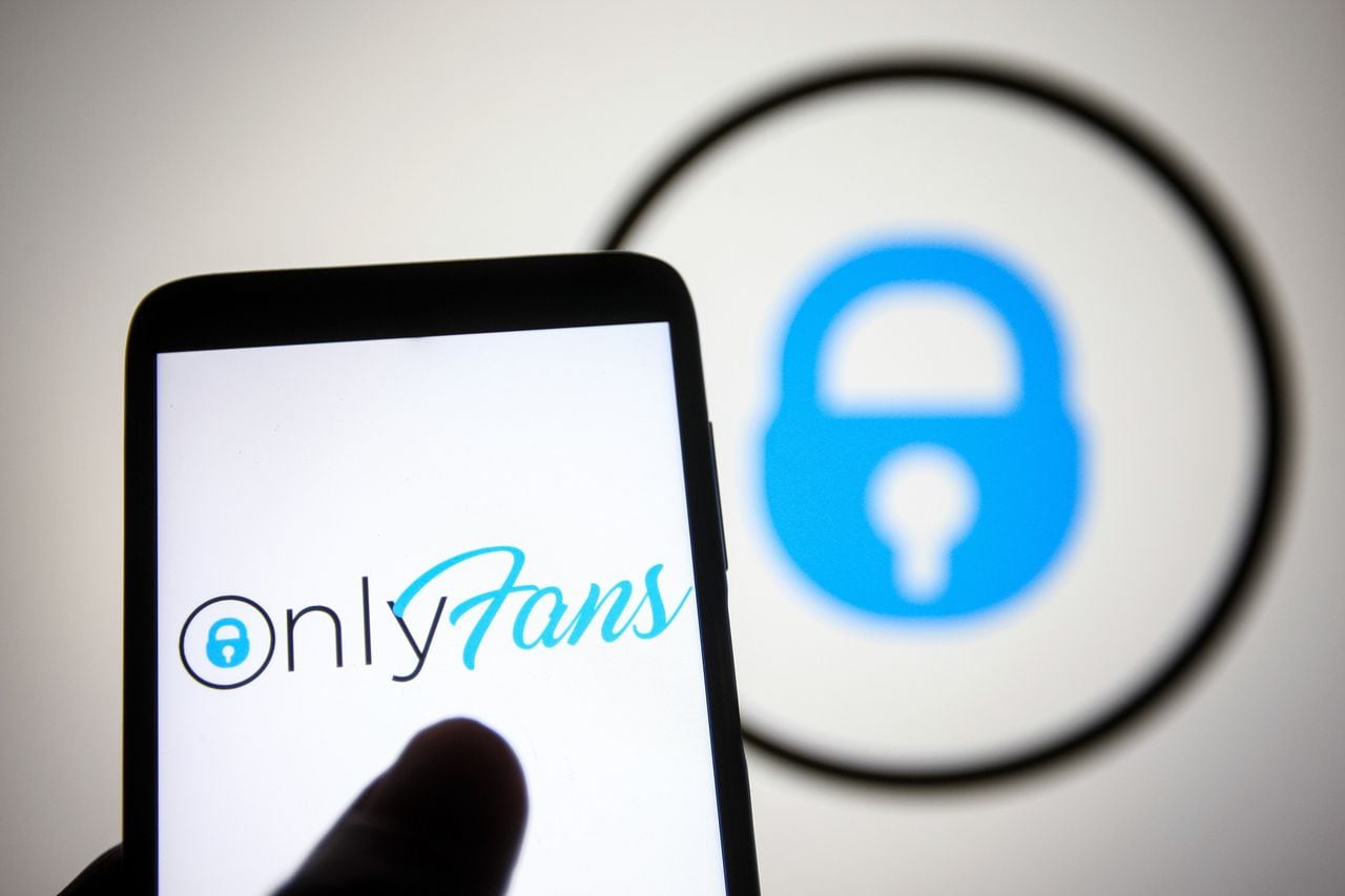 OnlyFans, imagen de celular y signo de un candado de seguridad