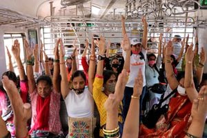 Las mujeres realizan yoga en un tren local con motivo del Día Internacional de la Mujer en Mumbai, India, 8 de marzo de 2022. Foto REUTERS/Niharika Kulkarni