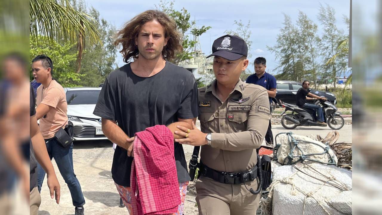 Un oficial de policía tailandés escolta al español, Daniel Sancho, bajo sospecha de asesinar y desmembrar a cirujano colombiano.