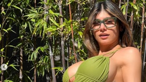 Mia Khalifa la modelo y actriz de contenido para adultos posa en sexy vestido de baño verde.