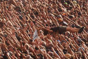 Un juerguista navega encima de la multitud durante el festival de heavy metal Wacken Open Air 2022 en Wacken, Alemania, 4 de agosto de 2022. Foto REUTERS/Thilo Schmuelgen 