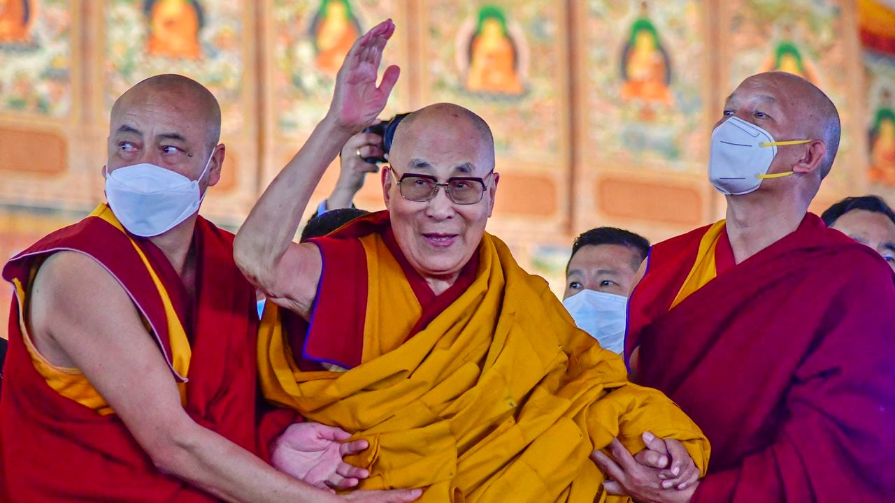 El líder espiritual tibetano, el Dalai Lama, se disculpó el 10 de abril de 2023 después de que un video que lo mostraba pidiéndole a un niño que le chupara la lengua provocó una reacción violenta en las redes sociales.