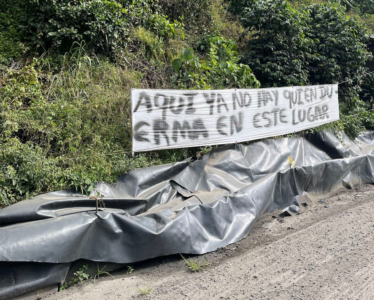 El hundimiento de la banca en el sector Curalito en la vía entre Ibagué y Cajamarca, genera detenciones de hasta 4 horas en la ruta que conecta el centro con el occidente del país.