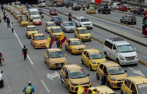 Paro de taxistas en Bogota en rechazo a las leyes que se están tramitando en el Congreso que permitiría que vehículos particulares presten el servicio de transporte por aplicaciones
Noviembre 25 del 2020
Foto Guillermo Torres Reina / Semana