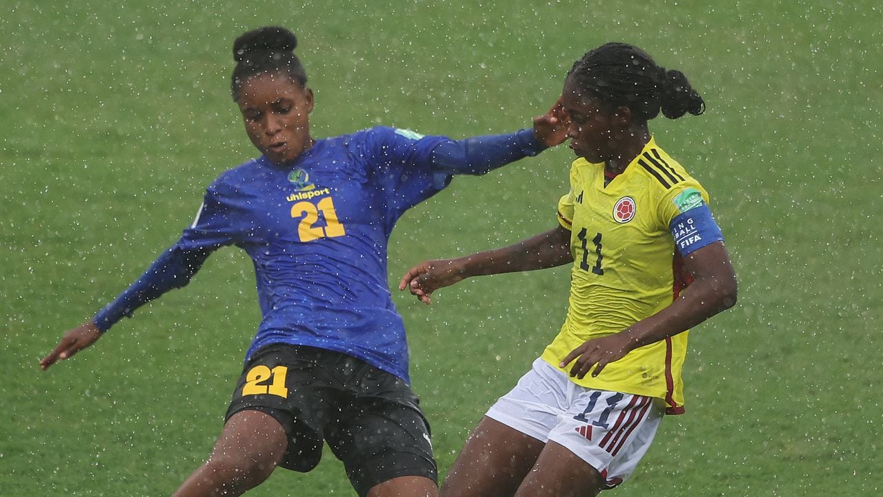 Violeth Mwamakamba of Tanzania se barre para detener a Linda Caicedo de Colombia durante el Mundial de India Sub-17.