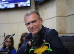 El presidente del Congreso, Roy Barreras, presentó al perro que adoptó durante la pandemia.
