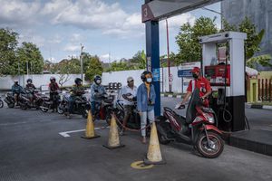YOGYAKARTA, INDONESIA - SEPTEMBER 03: A worker loads petrol on a motorcycle at a gas station before the petrol price rise as the government announced an increase in the price of subsidized fuel on September 03, 2022 in Yogyakarta, Indonesia. The Indonesian government said that it would reallocate part of its budget for fuel subsidies to social welfare programs, as it looks to rebalance the budget and manage the soaring cost of fuel, local newspapers reported. (Photo by Ulet Ifansasti/Getty Images)