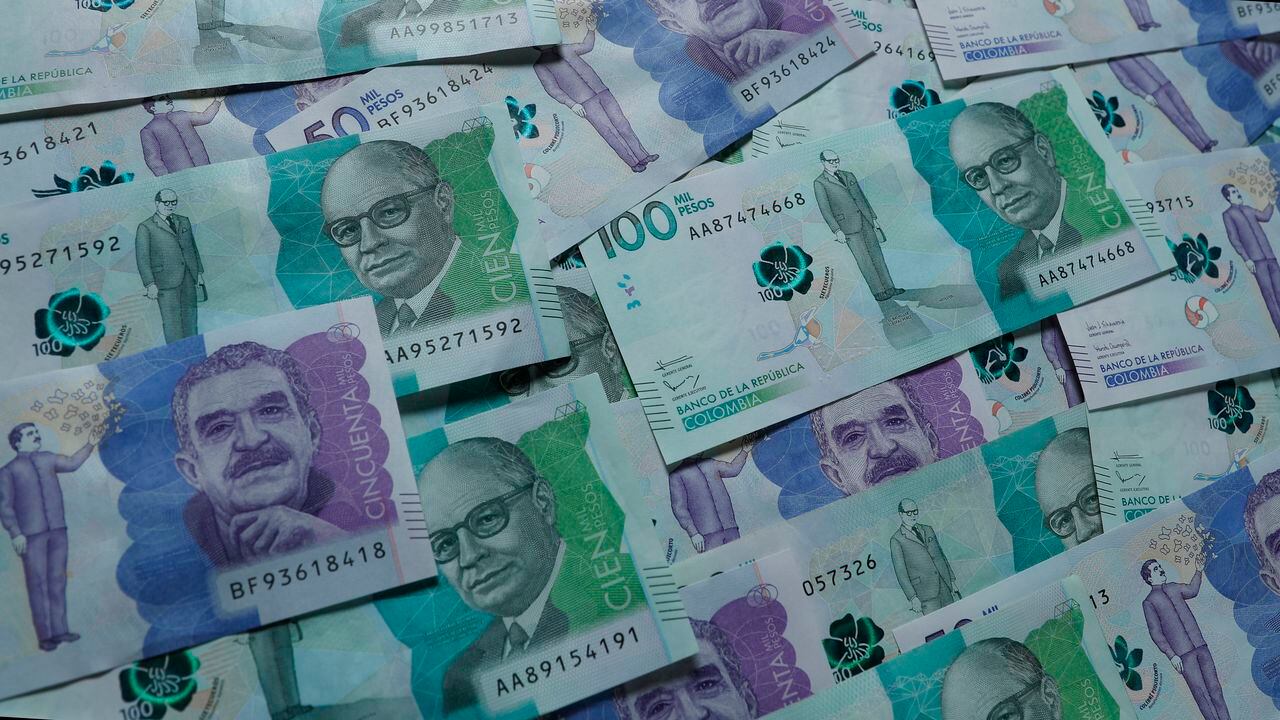 Billetes cien mil pesos y cincuenta mil pesos colombianos
moneda Colombia