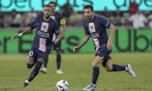 Lionel Messi del Paris Saint-Germain controla el balón frente a su compañero Neymar durante la Supercopa de Francia contra Nantes en Tel Aviv, Israel, el 31 de julio de 2022. (AP Foto/Ariel Schalit)