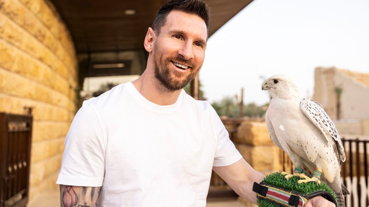 This handout picture provided by the Saudi Tourism Authority on May 1, 2023, shows Argentina's forward Lionel Messi holding a falcon in Riyadh. (Photo by Saudi Tourism Authority / AFP) / RESTRICTED TO EDITORIAL USE - MANDATORY CREDIT "AFP PHOTO / SAUDI TOURISM AUTHORITY " - NO MARKETING - NO ADVERTISING CAMPAIGNS -  NO ARCHIVE-DISTRIBUTED AS A SERVICE TO CLIENTS