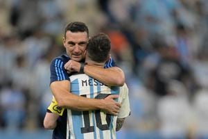 Scaloni y Messi abrazados tras el paso a la final