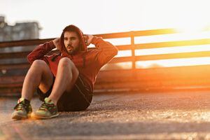 Hombre realiza abdominales