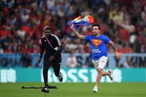 Hincha saltó a la cancha con la bandera LGBTI a los 50 minutos del partido entre Portugal y Uruguay. Foto: Twitter @nocontextfooty