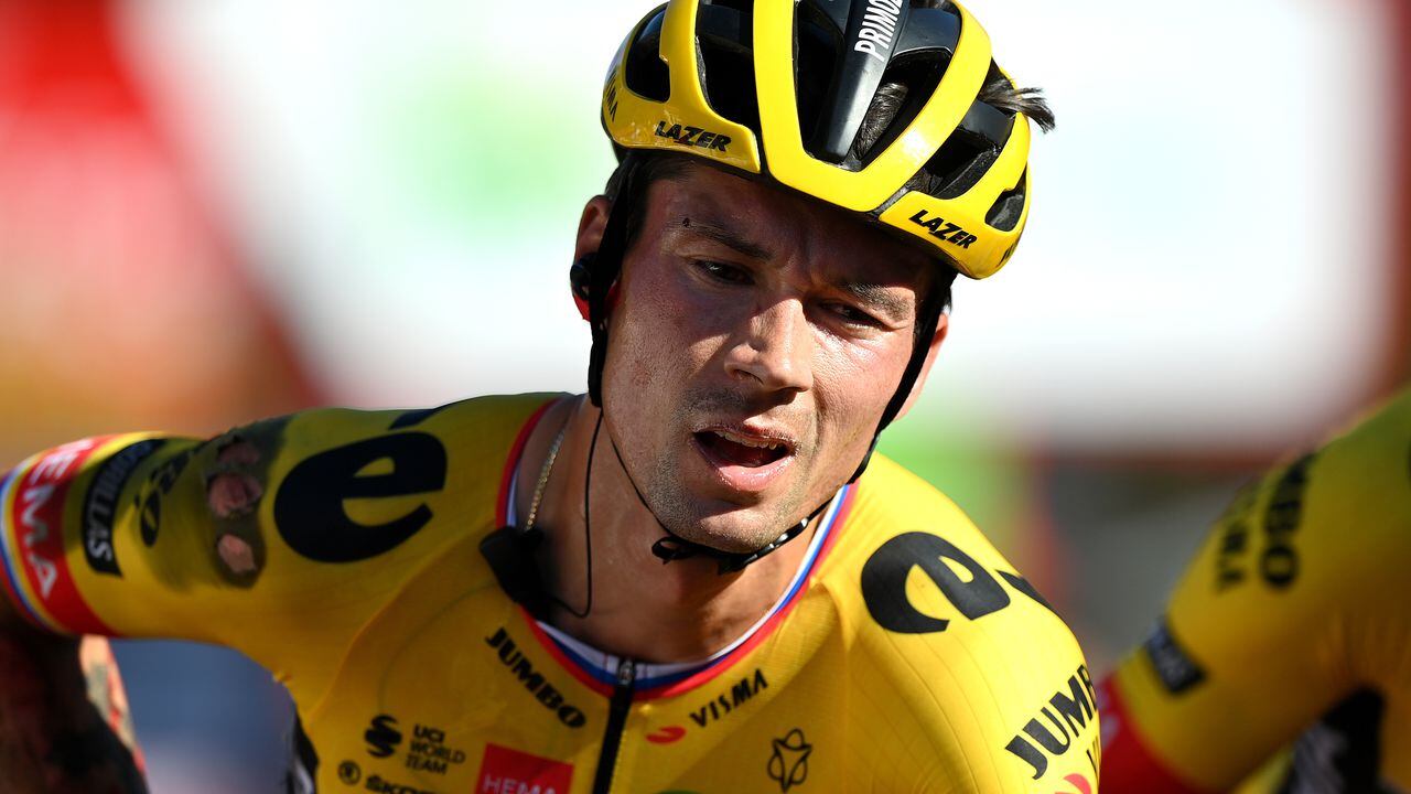 Primoz Roglic, corredor del Jumbo Visma, sufre una aparatosa caída en la etapa 16 de la Vuelta a España 2022