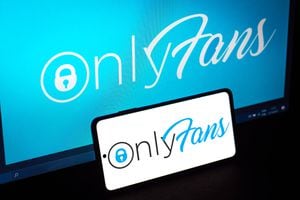 BRASIL - 27/10/2021: En esta ilustración fotográfica, el logotipo de OnlyFans se muestra en un teléfono inteligente y en el fondo. (Ilustración fotográfica de Rafael Henrique / SOPA Images / LightRocket a través de Getty Images)