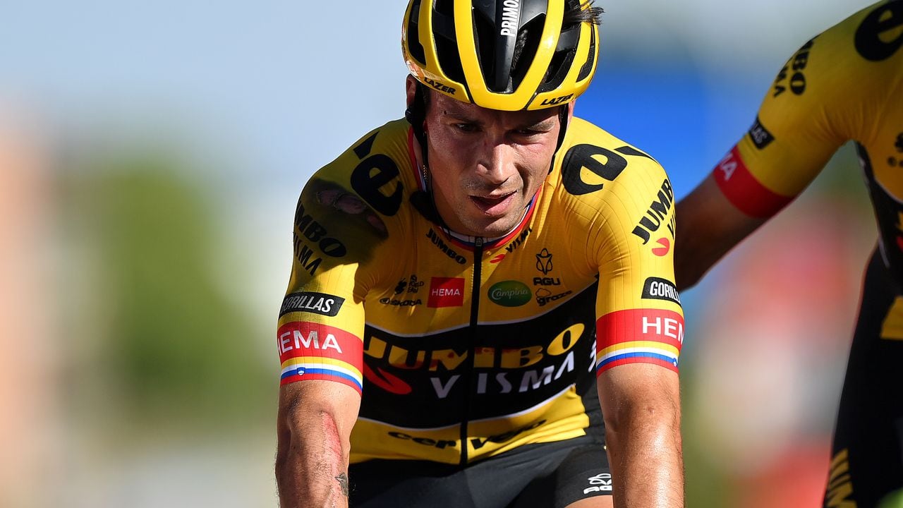 Primoz Roglic, corredor del Jumbo Visma, sufre una aparatosa caída en la etapa 16 de la Vuelta a España 2022.
