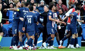 Lionel Messi #30 de Paris Saint-Germain celebra marcar el cuarto gol de su equipo con el entrenador en jefe Christophe Galtier.