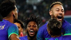 Neymar y Raphinha de la Selección de Brasil celebran un gol.