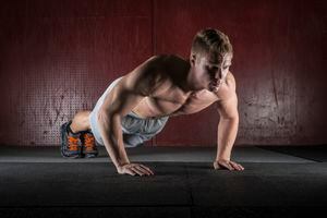 Flexiones de pecho, ejercicio para brazos.