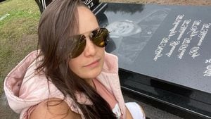 Hija de Dario Gómez en su tumba