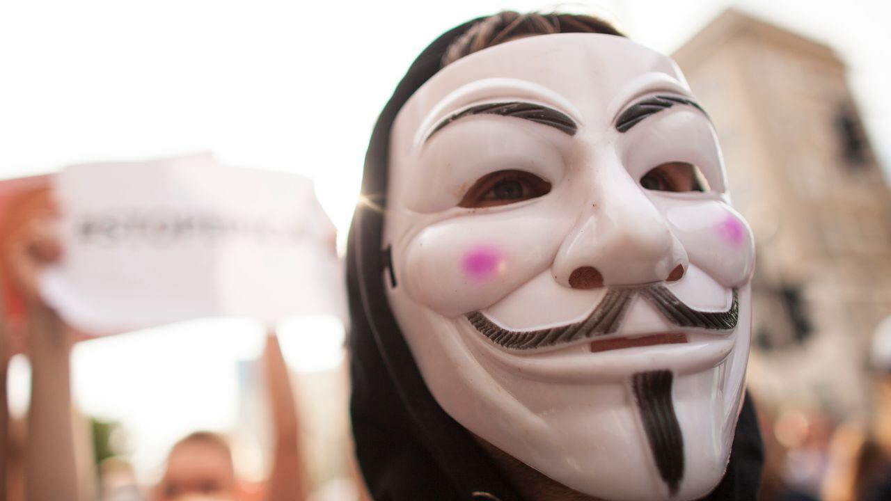 Anonymous es un pseudónimo utilizado por diferentes colectivos e individuos para realizar, en su nombre —poniéndose de acuerdo con otros—, acciones concertadas, principalmente ataques cibernéticos contra gobiernos.