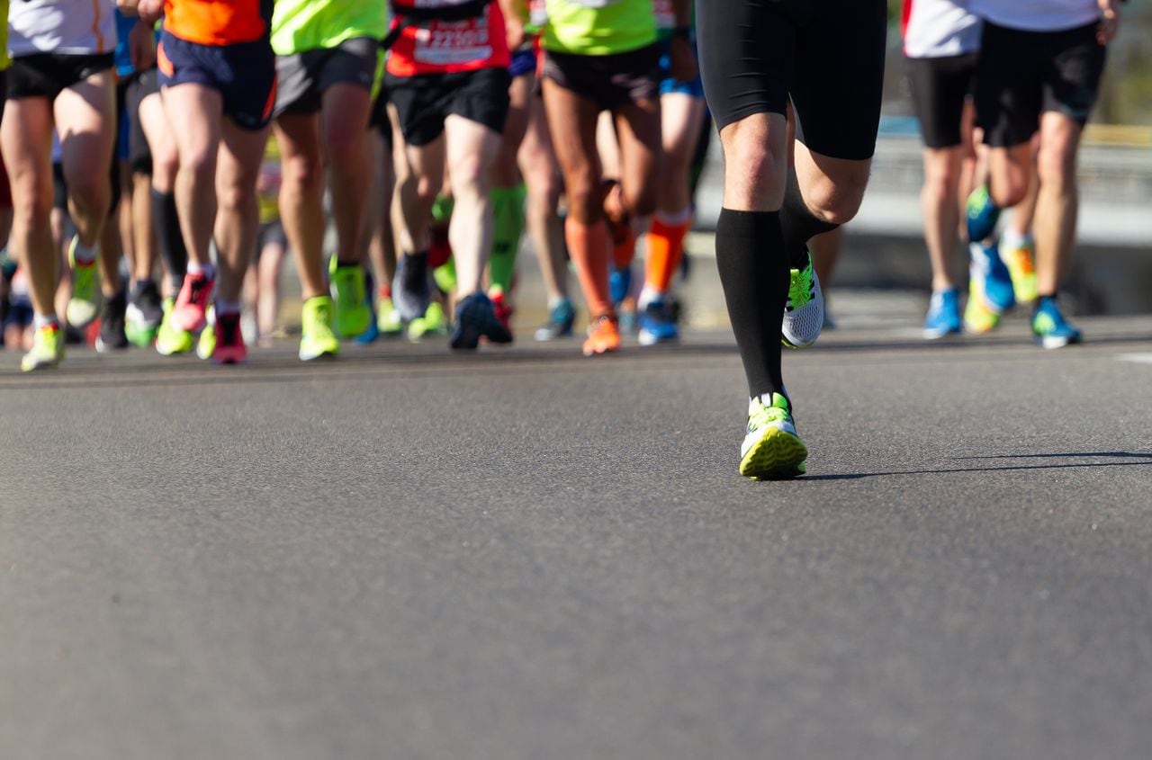 Piernas de corredores de una media maratón