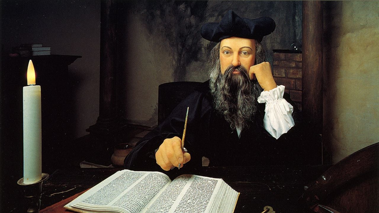 Nostradamus, Michel de Nostredame, vor Buch, en La Maison de Nostradamus, Salon de Provence, Frankreich