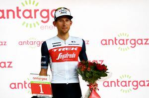 Bauke Mollema premiado como el ciclista más combativo de la etapa catorde del tour en Quillán