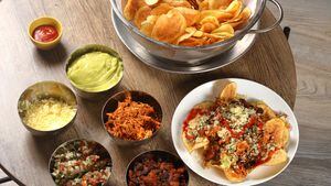Revista Soho
Noviembre 2022
Recetas con papa
Chips de papa rústica a la Mexicana acompañadas de Cochinita Pibil, Guacamole, Chili, Pico de gallo y Salsa picante

El chef Pablo Rabelly
Foto Mario Inti Garcia Mutis