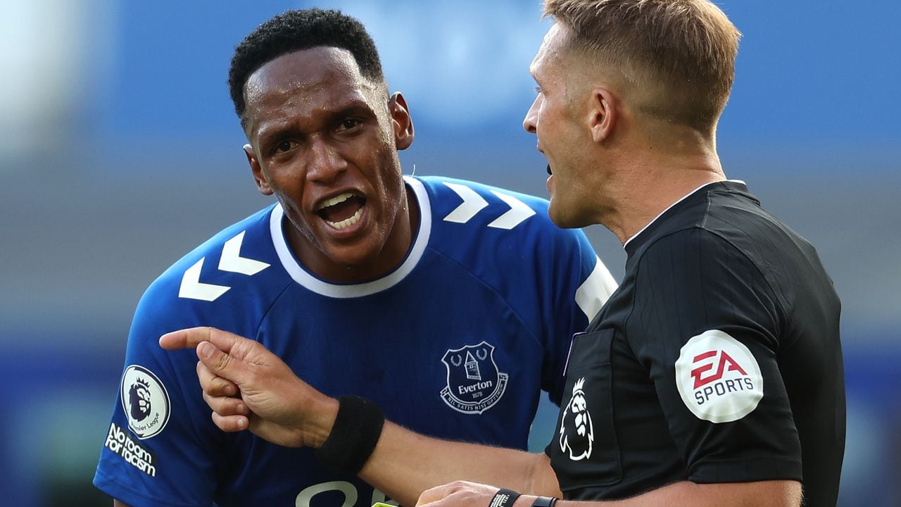 LIVERPOOL, ENGLAND - AUGUST 06: Yerry Mina of Everton complains to referee Craig Pawson during the Premier League match between Everton FC and Chelsea FC at Goodison Park on August 06, 2022 in Liverpool, England. (Photo by Chris Brunskill/Fantasista/Getty Images)