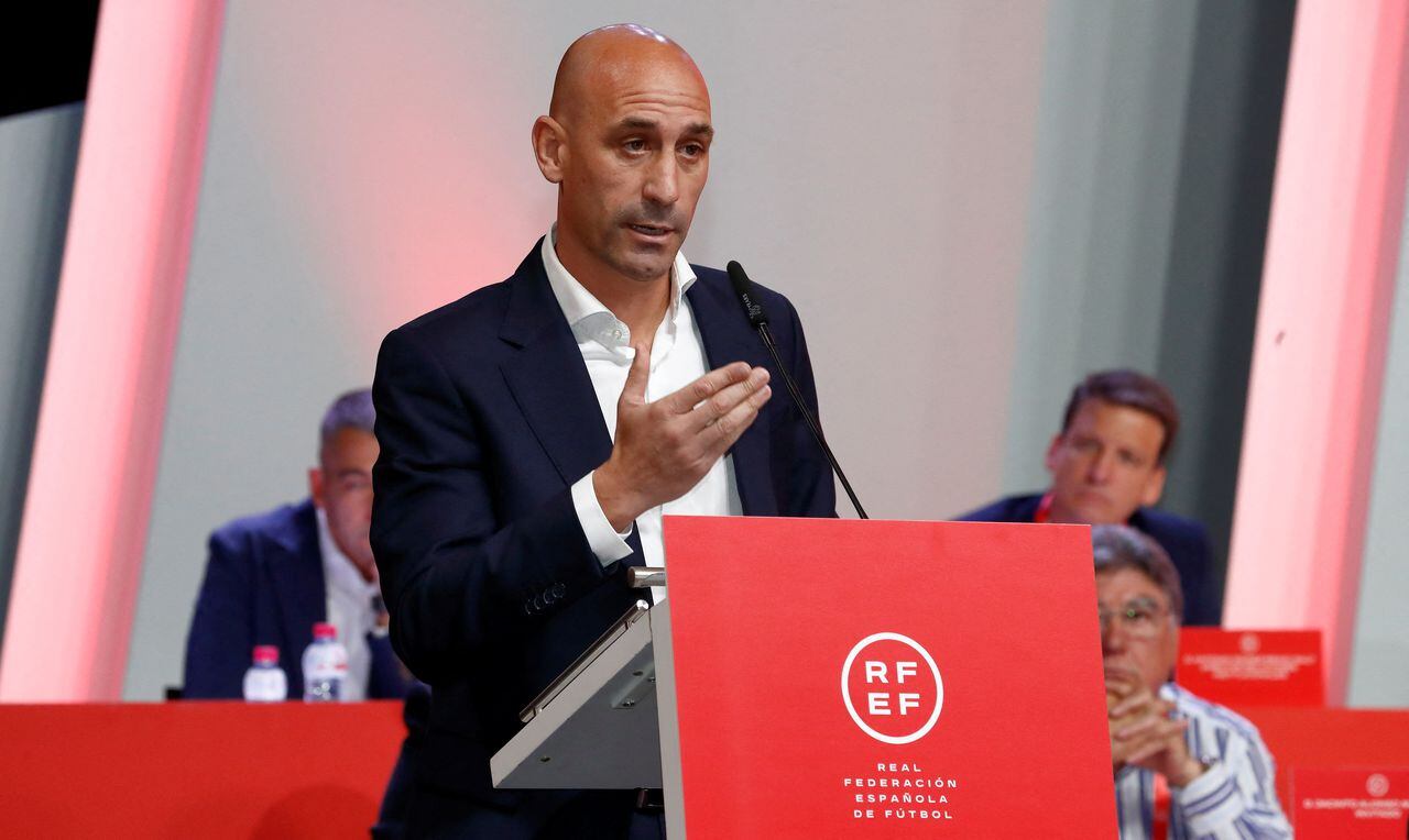 Soccer Football - Spanish Soccer Federation Meeting - Ciudad Del Futbol Las Rozas, Las Rozas, Spain - August 25, 2023  President of the Royal Spanish Football Federation Luis Rubiales announces he will be staying as president during the meeting RFEF/Handout via REUTERS  ATTENTION EDITORS - THIS IMAGE HAS BEEN SUPPLIED BY A THIRD PARTY. NO RESALES. NO ARCHIVES  THIS IMAGE HAS BEEN SUPPLIED BY A THIRD PARTY.