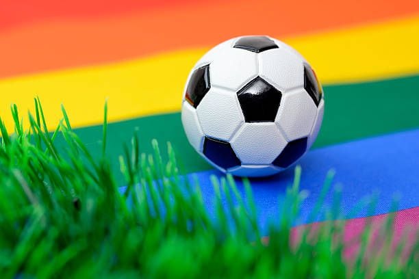 En Colombia el fútbol sigue enclosetado: los pocos casos que se han presentado de futbolistas que cuentan su orientación homosexual, han terminado vetados de sus clubes.