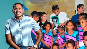 Josher Brito, primo de Luis Díaz, junto al futbolista del Liverpool en una visita a los niños de su fundación, Sembrando Esperanza.