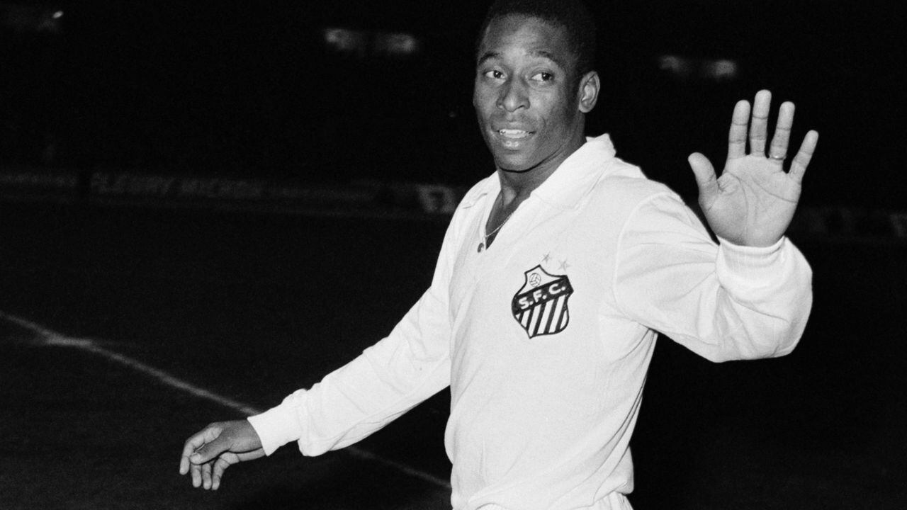 Pelé, jugador del Santos de Brasil y una de los mejores futbolistas de la historia.