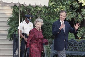  El presidente de los Estados Unidos, George H.W. Bush escolta a la reina Isabel II desde la Casa Blanca hasta un helicóptero en ruta a Baltimore para ver su primer partido de béisbol de las grandes ligas, en Washington, el 15 de mayo de 1991.
