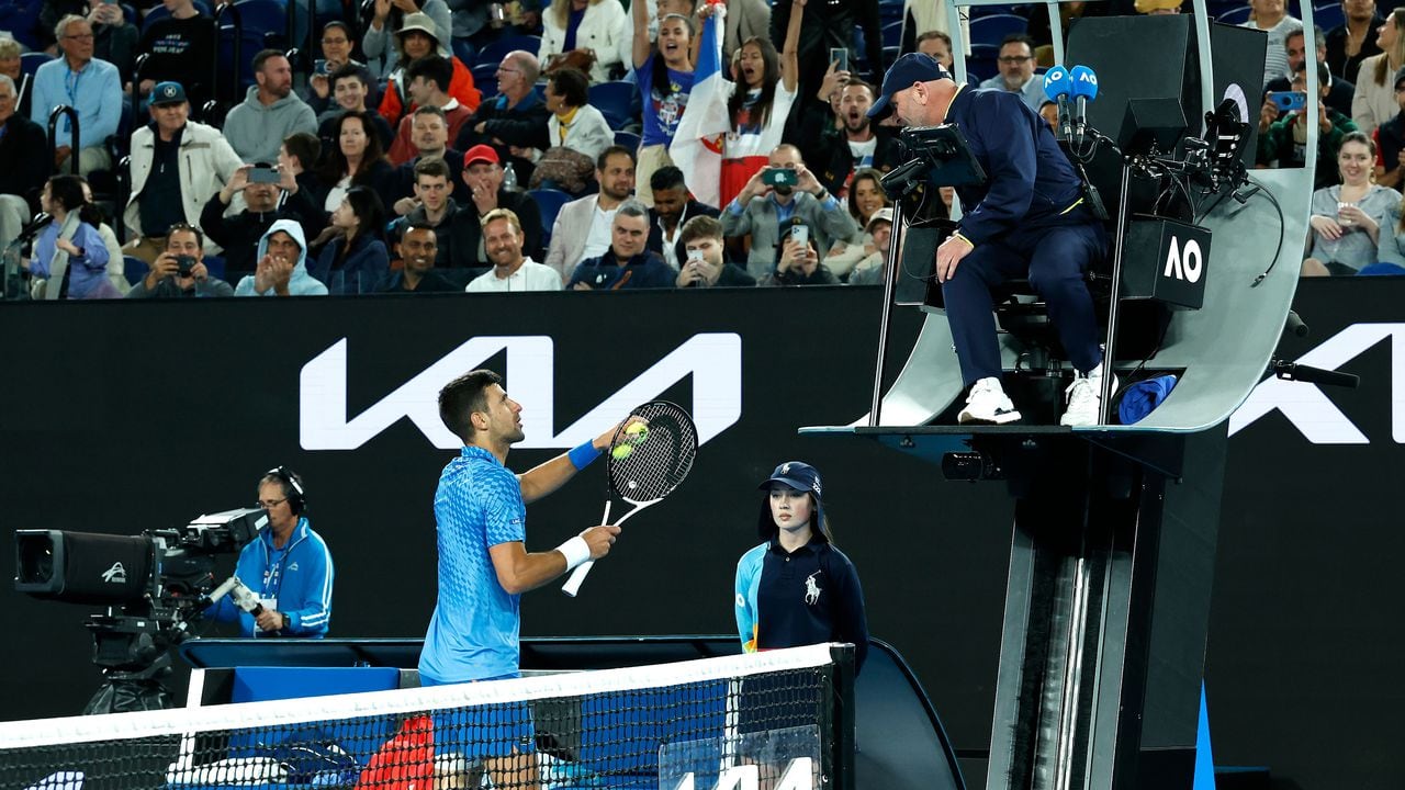 Novak Djokovic, tenista serbio, discute con un juez de silla en el Australian Open 2023