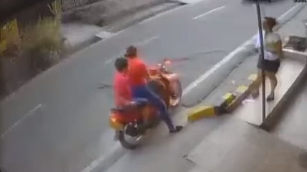 Madre lanza a su hijo desde una moto