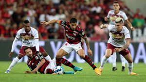 RIO DE JANEIRO, BRAZIL - JULY 06: Joao Gomes (C) of Flamengo fights for the ball with Michael Rangel of Deportes Tolima during a Copa Libertadores round of sixteen second leg match between Flamengo and Deportes Tolima at Maracana Stadium on July 06, 2022 in Rio de Janeiro, Brazil. (Photo by Buda Mendes/Getty Images)